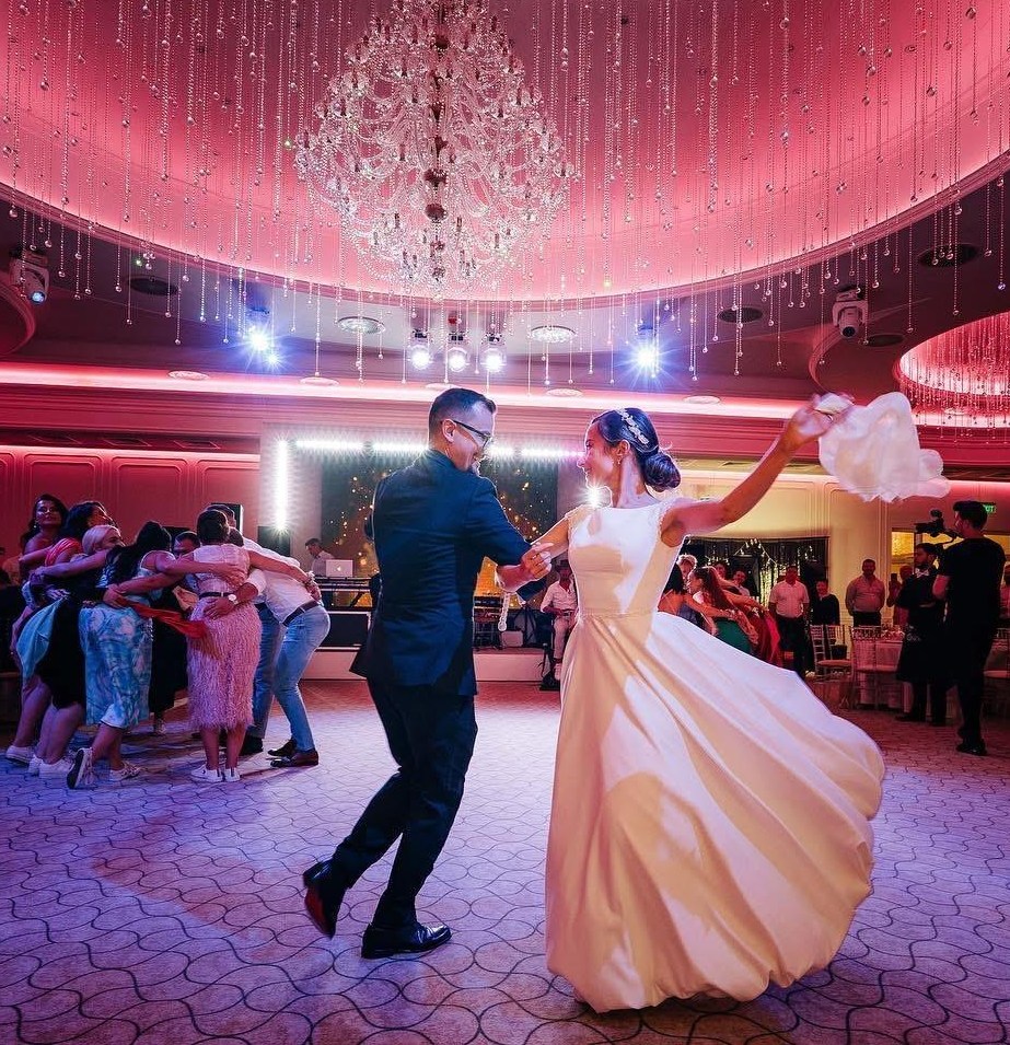 Cuplu pregatit pentru lectii private de dans