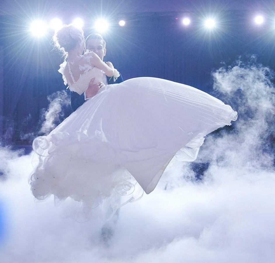 Mire si mireasa in timpul unui dans spectaculos la nunta