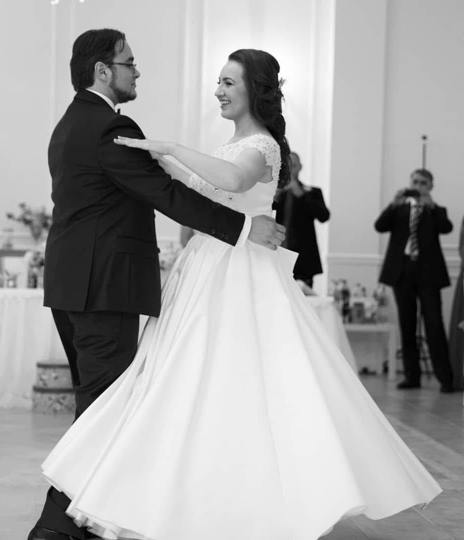 Cuplu dansand elegant pentru alegerea stilului potrivit